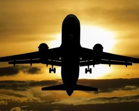 Десетки полети от и до Ларнака на остров Кипър са отменени