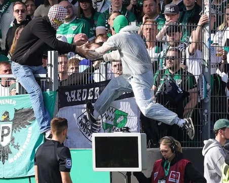 Фенове деактивираха ВАР по време на мач във Втора Бундеслига