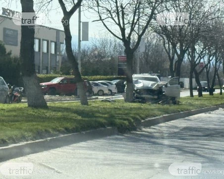 БМВ излетя от пътя и се вряза в дърво в Тракия