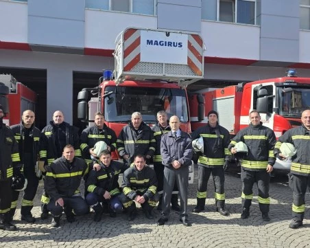 Навръх рождения си ден: Пожарната изпрати дългогодишен инспектор след 30 години вярна служба