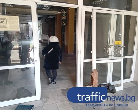 Пенсионери нахлуха в сградата на Централна поща в Пловдив, дочули, че няма да раздават пенсии