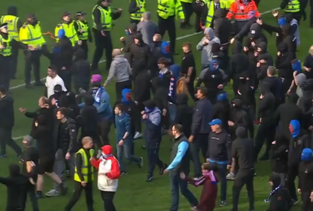 Арестуваха десетки фенове след дербито Рейнджърс - Селтик