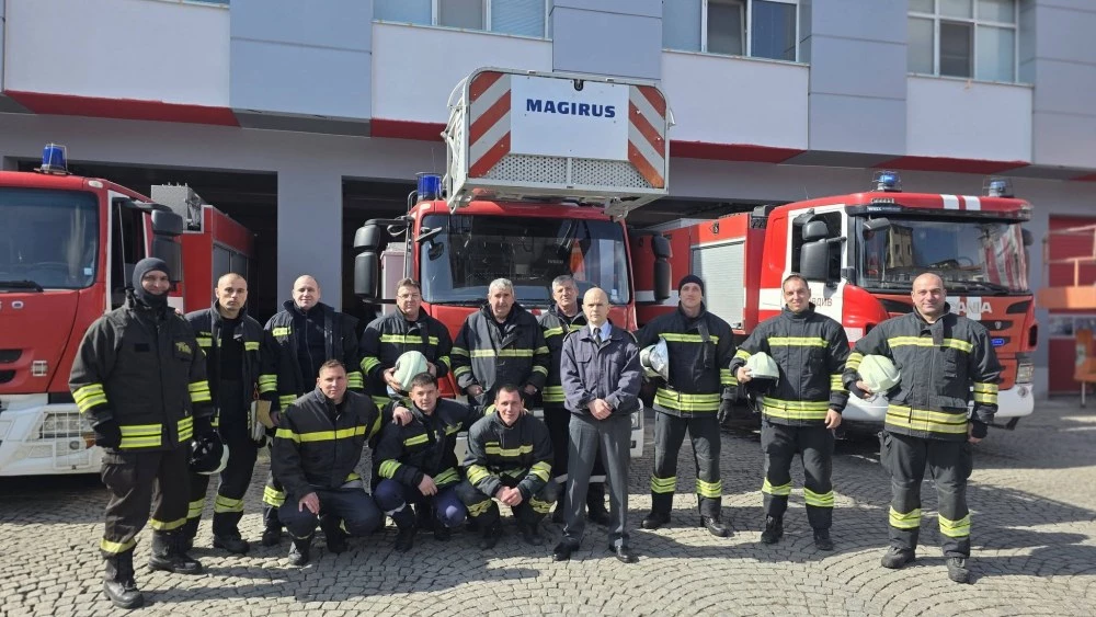 Навръх рождения си ден: Пожарната изпрати дългогодишен инспектор след 30 години вярна служба