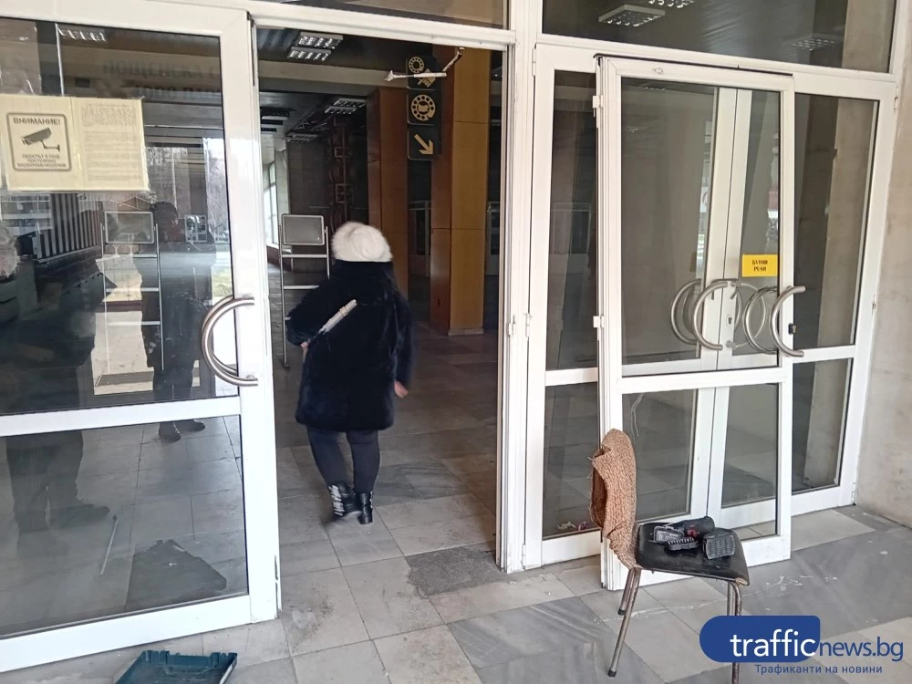 Пенсионери нахлуха в сградата на Централна поща в Пловдив, дочули, че няма да раздават пенсии