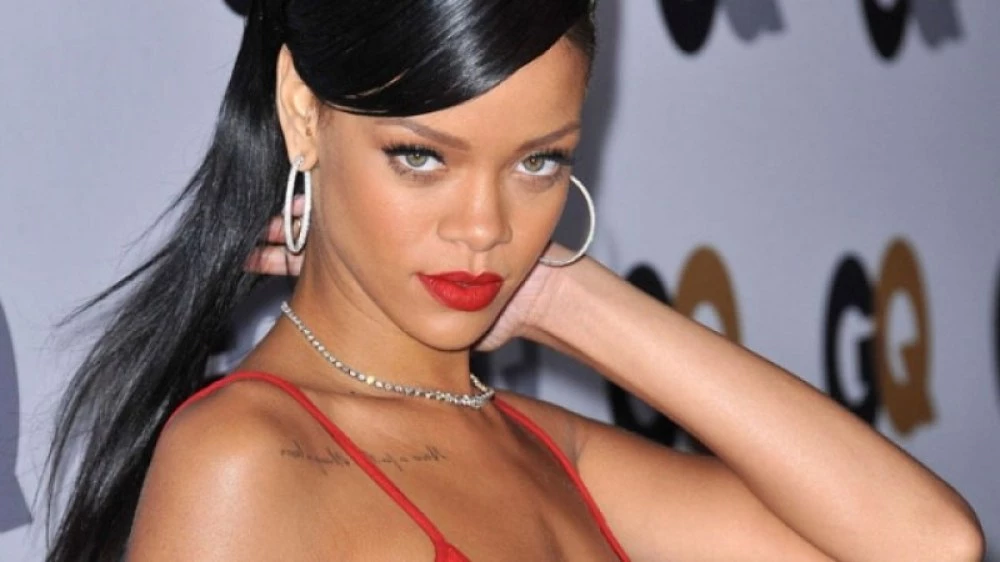 Жена стреля многократно срещу дома на Риана в Бевърли Хилс