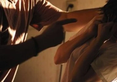 Мъж преби бременната си приятелка в двора на училище