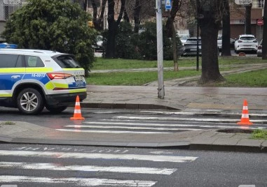 Товарен микробус блъсна две момичета на пешеходна пътека в Лом