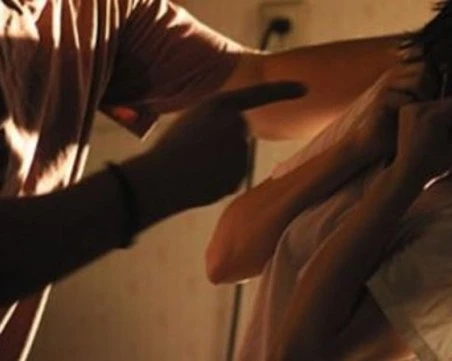 Мъж преби бременната си приятелка в двора на училище