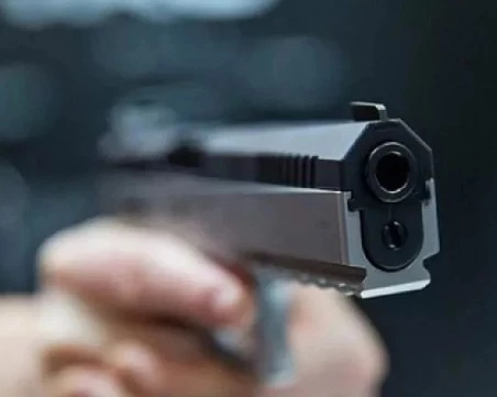 Мъж се барикадира в дома си в американския град Балтимор, простреля полицай