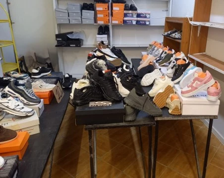 Полицията в Пловдив иззде над 200 ментета на Nike и Polo