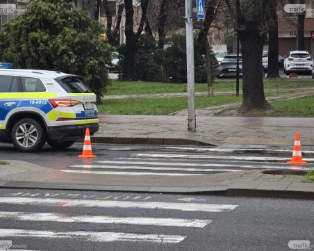 Товарен микробус блъсна две момичета на пешеходна пътека в Лом