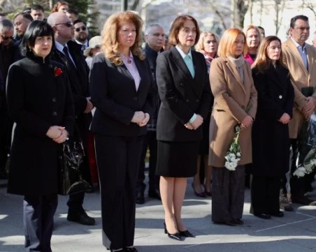 Йотова: Холокостът не започна с Аушвиц, водещи политици подхранват омразата