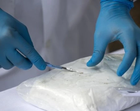 Задържаха над 8 кг кокаин в български автомобил на 