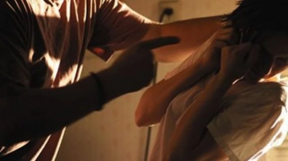 Мъж преби бременната си приятелка в двора на училище