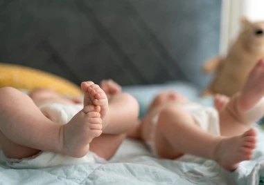 9-месечните близнаци, които бяха изоставените от майка си, вече са в приемно семейство