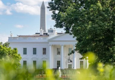 Микробус се вряза в бариера до Белия дом