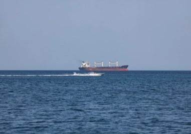 Три плавателни съда бяха поразени от снаряди в Ормузкия проток