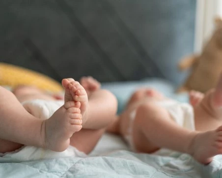 9-месечните близнаци, които бяха изоставените от майка си, вече са в приемно семейство