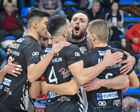 Волейболният Локомотив се справи с Берое за 10 от 10 домакински победи