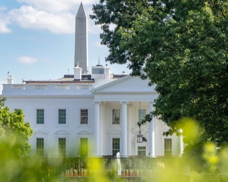 Микробус се вряза в бариера до Белия дом