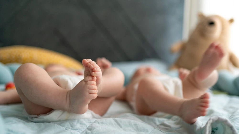 9-месечните близнаци, които бяха изоставените от майка си, вече са в приемно семейство