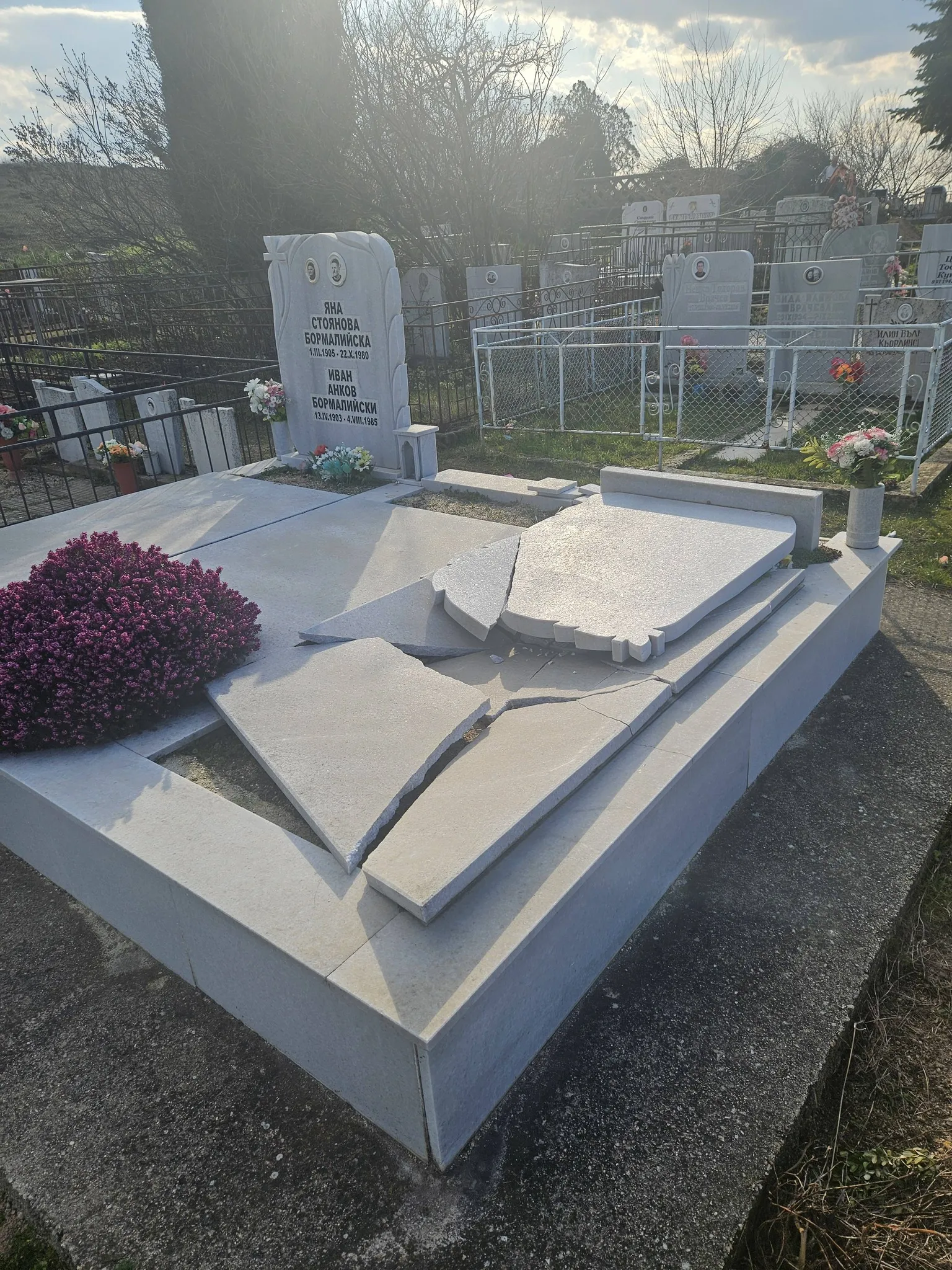 Вандали поругаха гроб в Хисаря