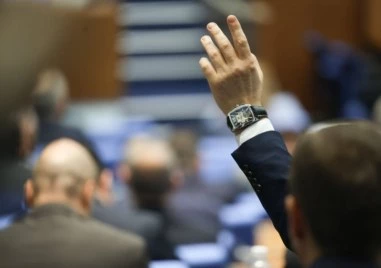 Депутатски часовник за $70 000 разпали дебат в социалните мрежи