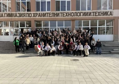 Дванадесетокласници от Пловдив изненадаха директора си с червен килим, тъпани и гайди СНИМКИ и ВИДЕО