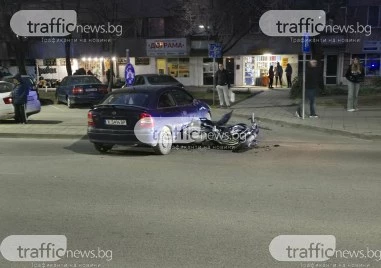 Мотор се вряза в кола в центъра на Пловдив