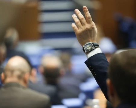 Депутатски часовник за $70 000 разпали дебат в социалните мрежи