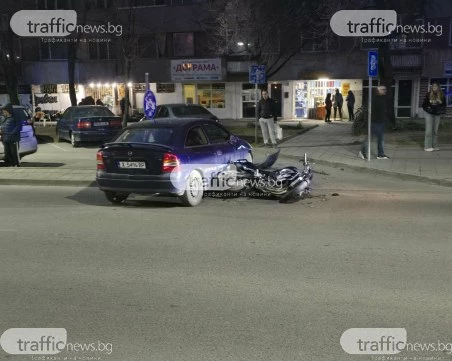 Мотор се вряза в кола в центъра на Пловдив