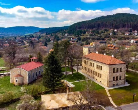 Преподаватели без квалификация и фиктивни изпити? ИТН с коментар за училището на убитото край Околчица момче