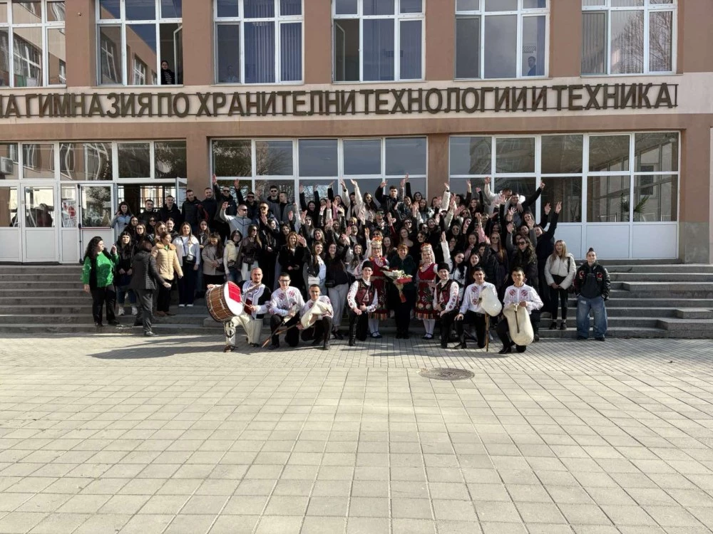 Дванадесетокласници от Пловдив изненадаха директора си с червен килим, тъпани и гайди СНИМКИ и ВИДЕО