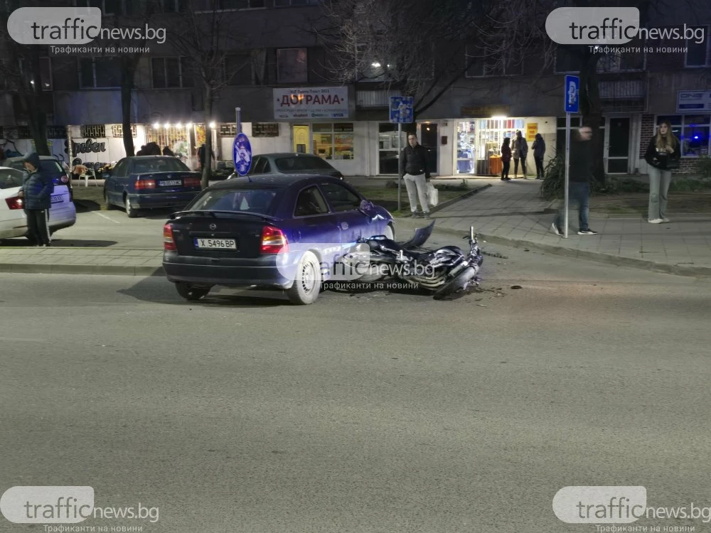 Мотор се вряза в кола в центъра на Пловдив