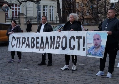 Майката на Митко към Дечев: Проверката е параван, за да държите Костадинов на поста