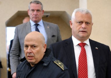 Майката на Митко към Дечев: Проверката е параван, за да държите Костадинов на поста