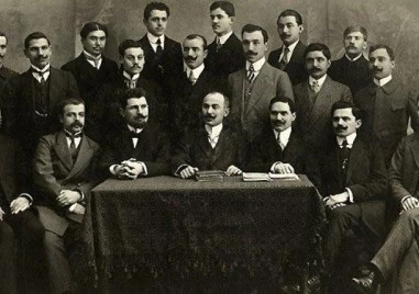 На този ден: Родните дрехи и обувки стават задължителни за чиновниците