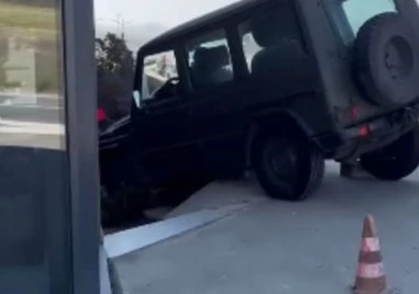 Военен джип се заби в ресторант на пътя между Калофер и Карлово