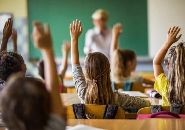 Започва изплащането на помощите за учениците