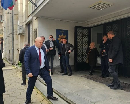 Компрометирани кадри се връщат в полицията, за да гарантират „честни избори