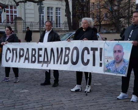 Майката на Митко към Дечев: Проверката е параван, за да държите Костадинов на поста