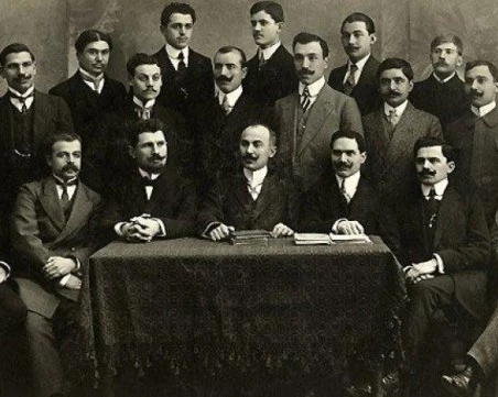 На този ден: Родните дрехи и обувки стават задължителни за чиновниците