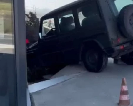 Военен джип се заби в ресторант на пътя между Калофер и Карлово