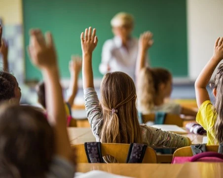 Започва изплащането на помощите за учениците