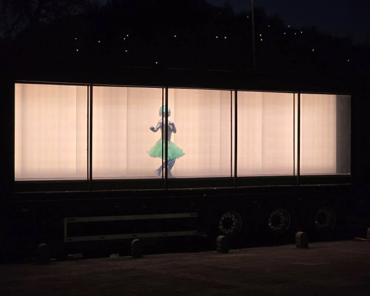 Извънземни превзеха камион в сърцето на Пловдив