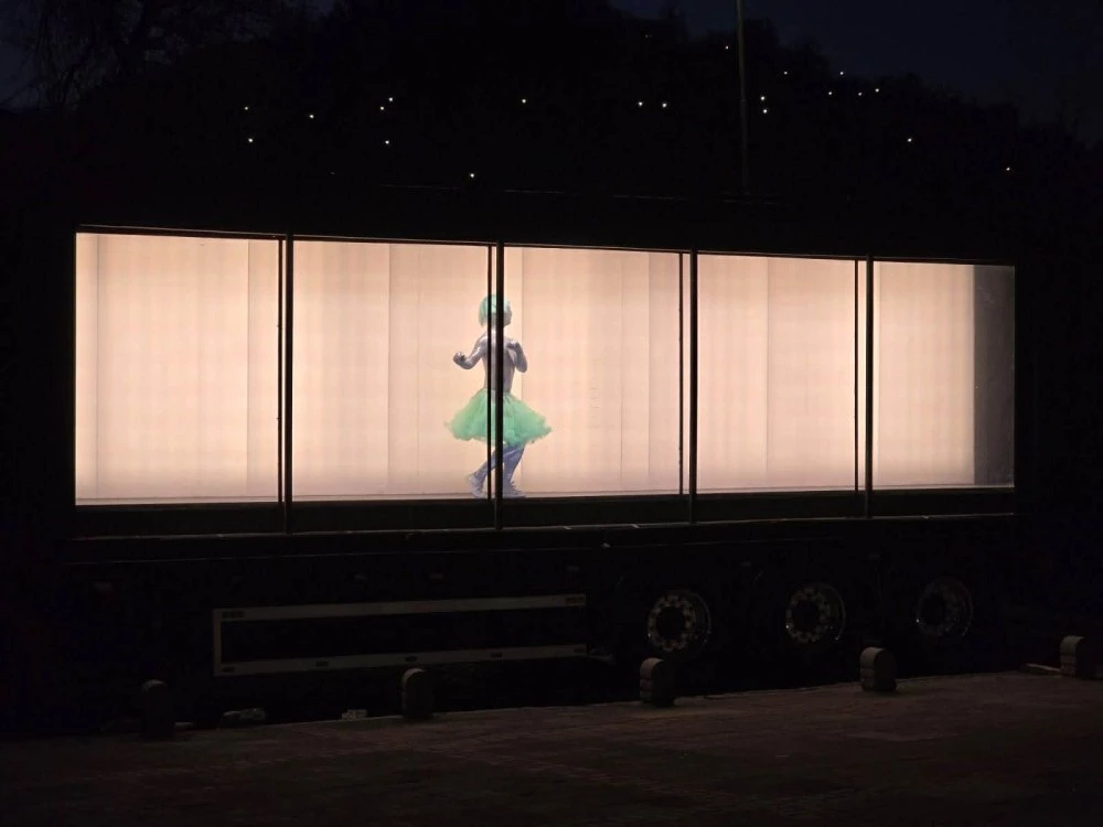 Извънземни превзеха камион в сърцето на Пловдив