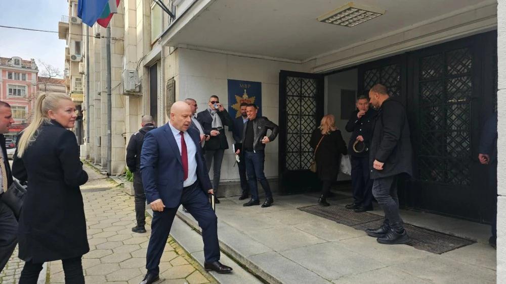 Компрометирани кадри се връщат в полицията, за да гарантират „честни избори