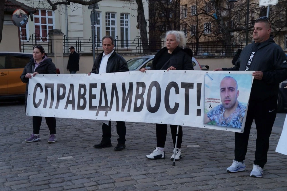 Майката на убития Митко от Цалапица – Атанаска Бакалова, излезе