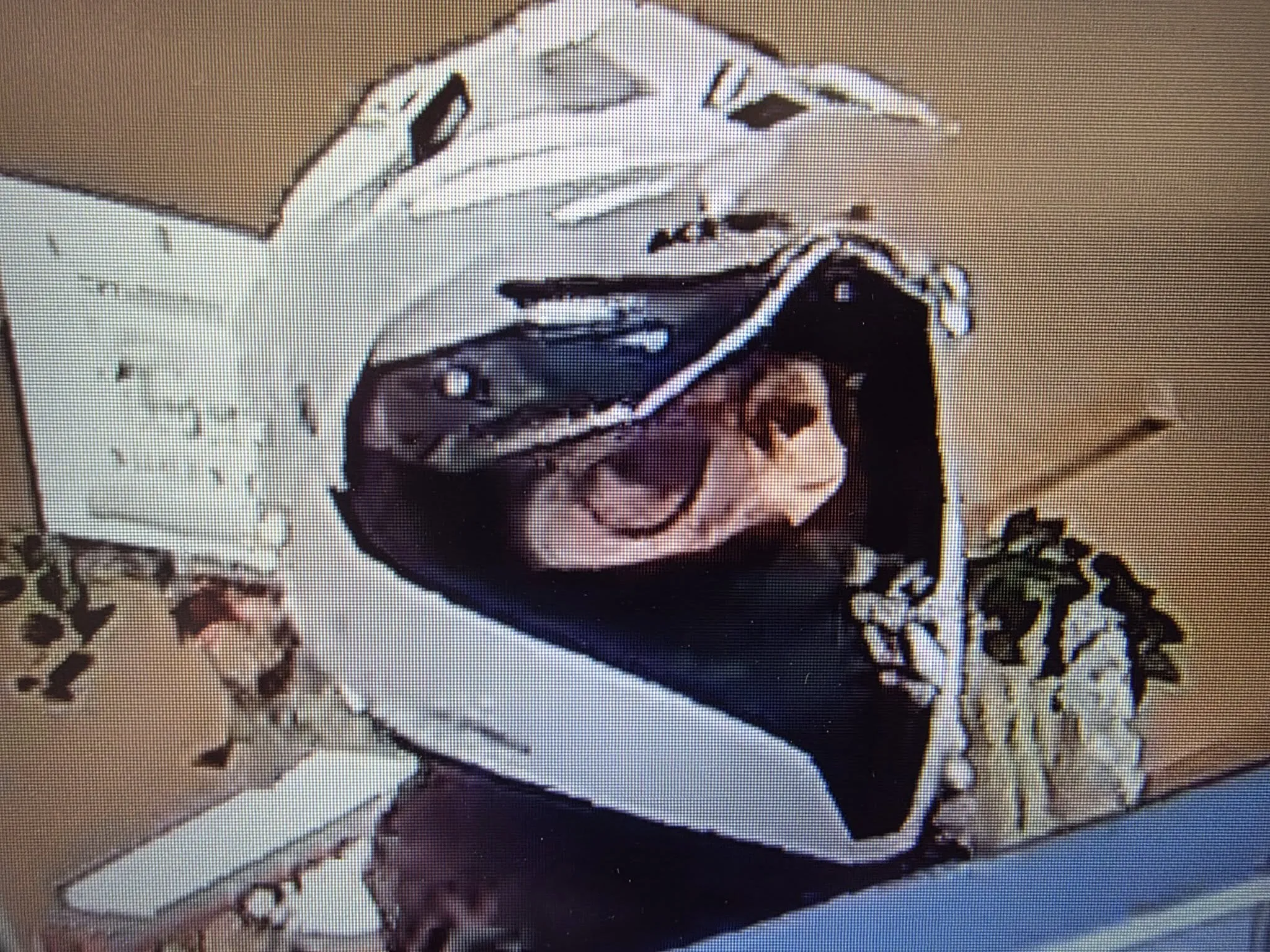 Мъж с каска напусна магазин в Пловдив, без да плати ВИДЕО