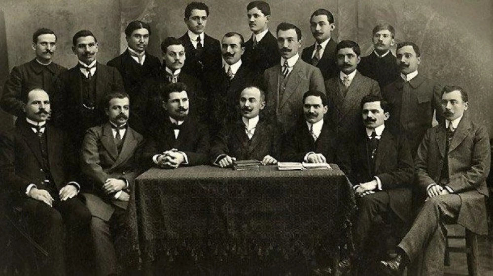 На този ден: Родните дрехи и обувки стават задължителни за чиновниците